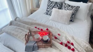 Cama preparada para san valentin con un estilo romantico