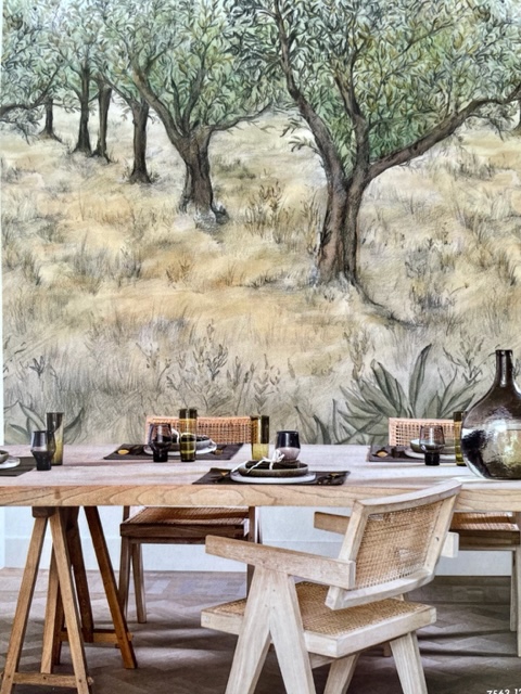 Mesa de comedor con papel pintado de fondo