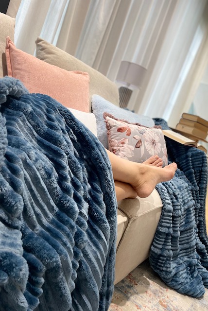 Sofa con colchas en colores azulones