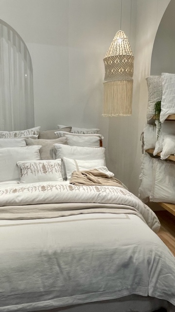 Ambiente de dormitorio decorado por gredecor con un estilo todo al blanco
