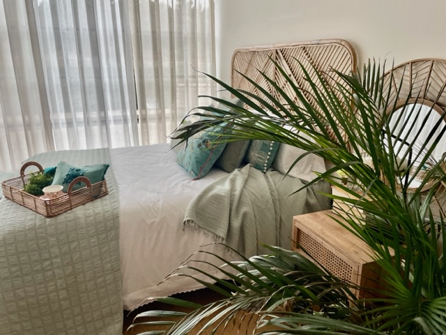 Estilo de dormitorio natural combinando blancos maderas y verdes