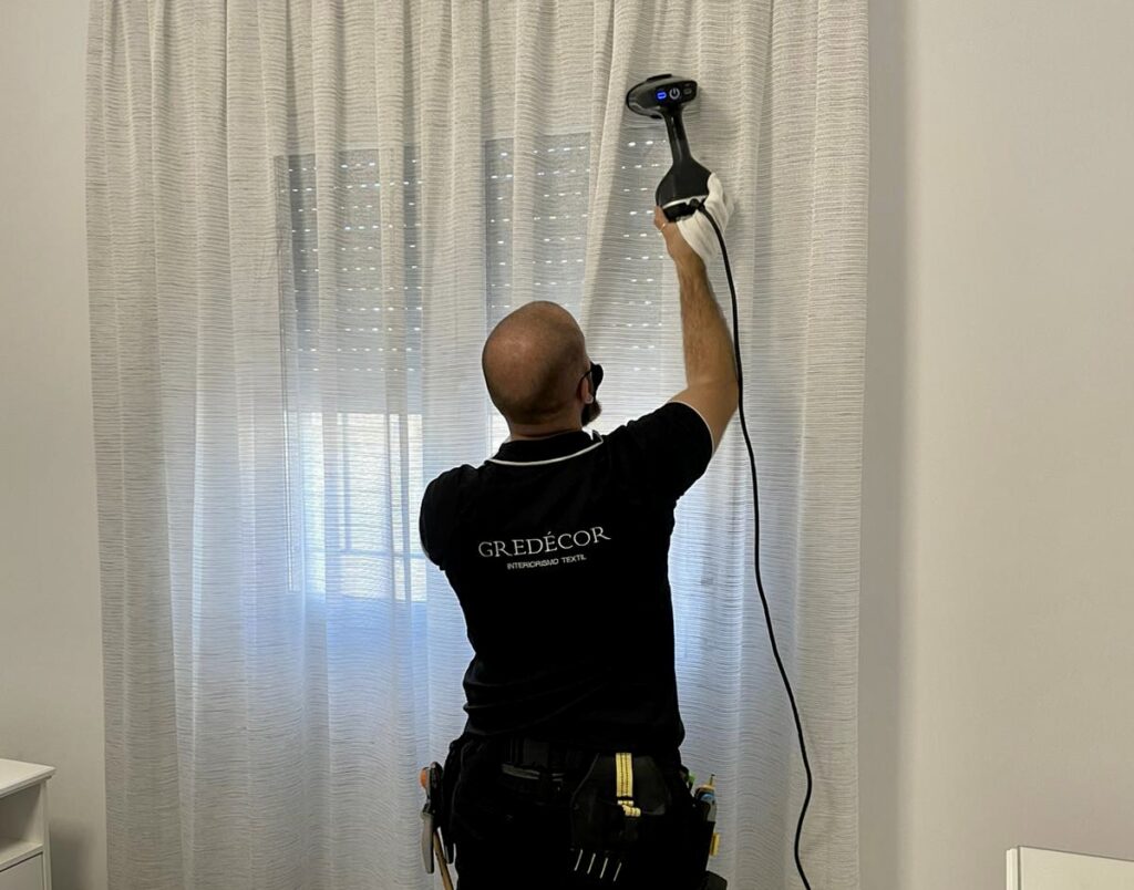 Personal gredecor instalando cortinas personalizadas