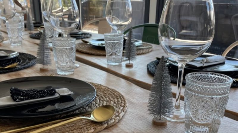 Decoración de mesa en tonos negros y vajilla de cristal